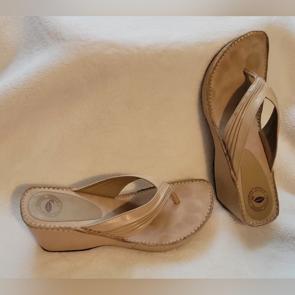 Nuture Leather Elegant Cream Wedge Sandals. Size 8.5 - Picture 1 of 4